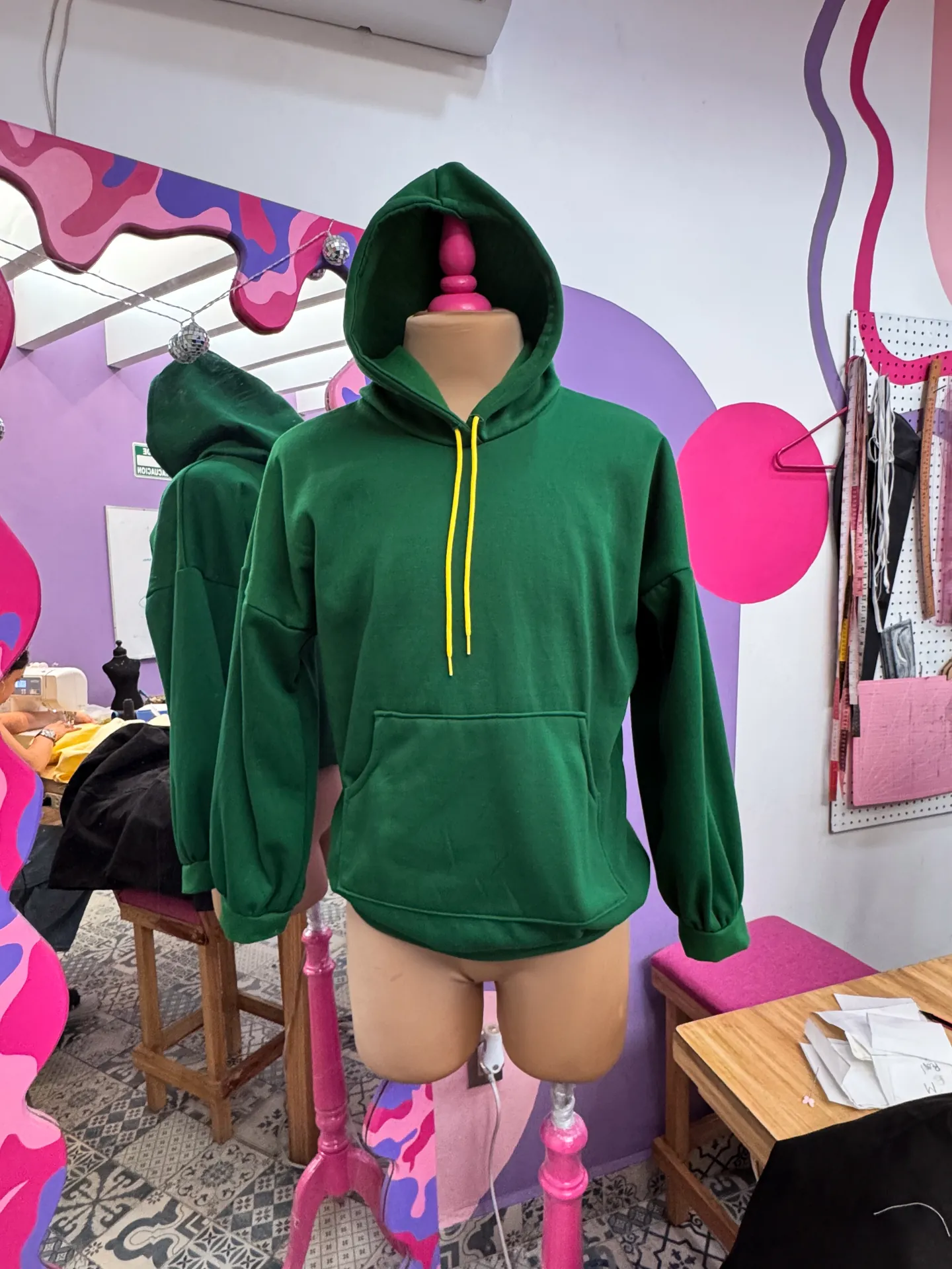 Estudiante trabajando en prenda